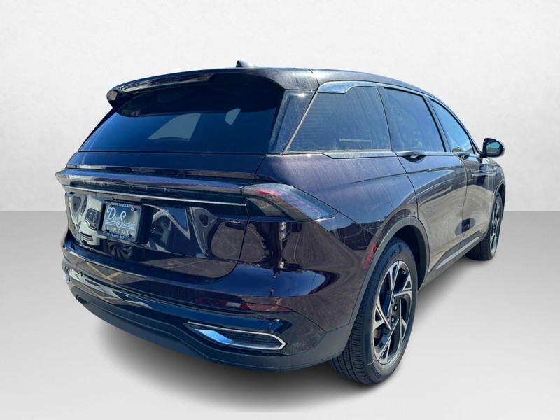Lincoln Nautilus Vehicle Full-screen Gallery Image 05