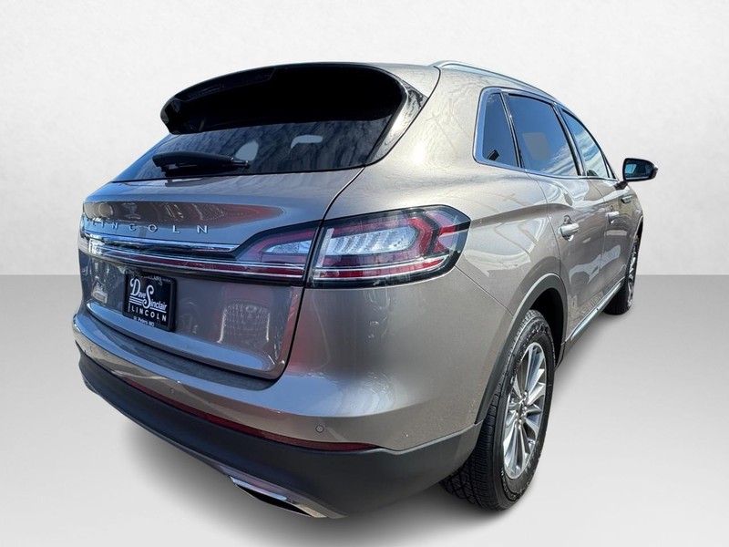 Lincoln Nautilus Vehicle Full-screen Gallery Image 05