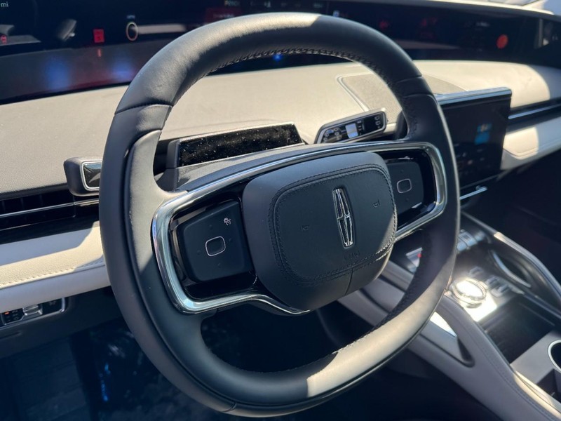 Lincoln Nautilus Vehicle Full-screen Gallery Image 15