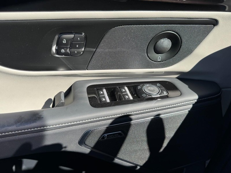 Lincoln Nautilus Vehicle Full-screen Gallery Image 25