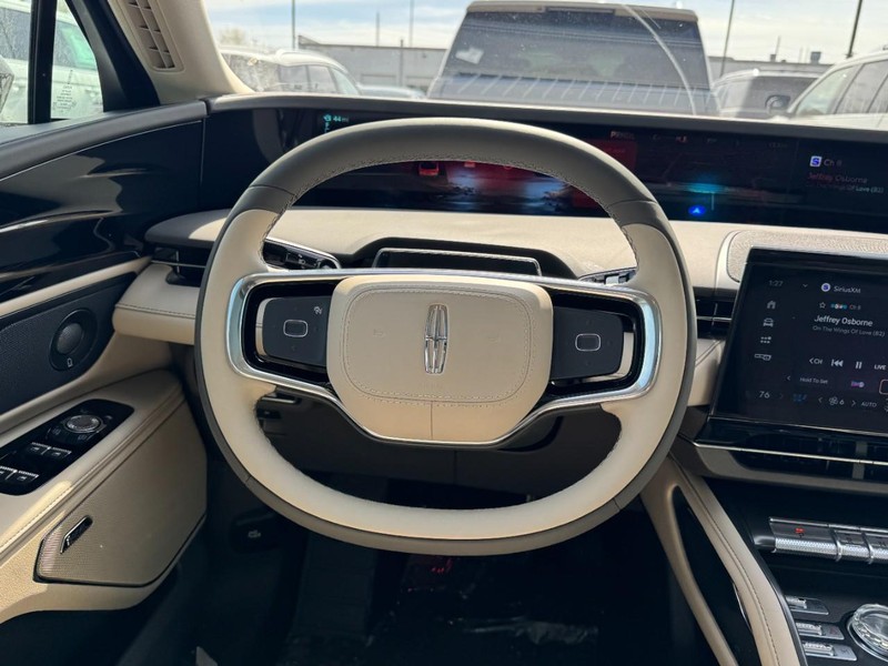 Lincoln Nautilus Vehicle Full-screen Gallery Image 10
