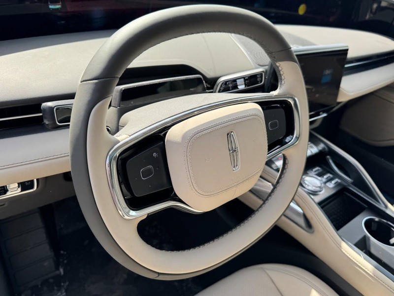 Lincoln Nautilus Vehicle Full-screen Gallery Image 15