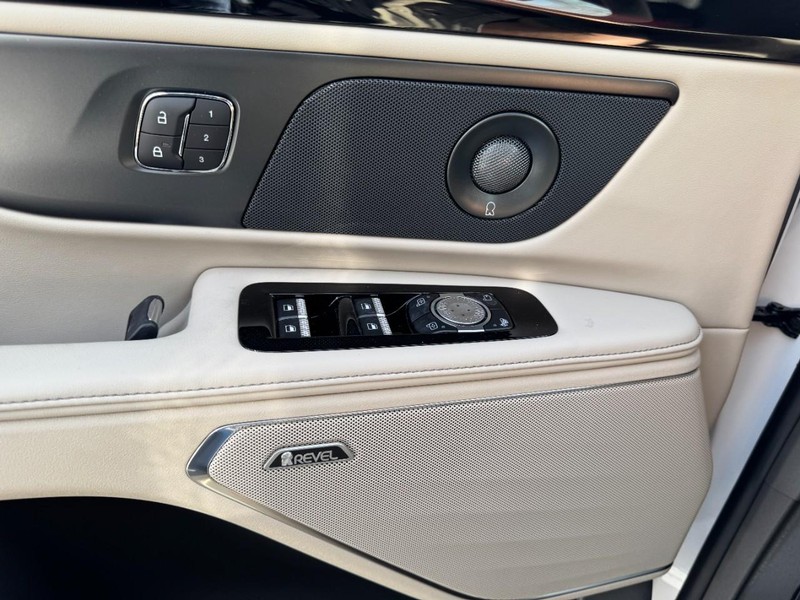 Lincoln Nautilus Vehicle Full-screen Gallery Image 25