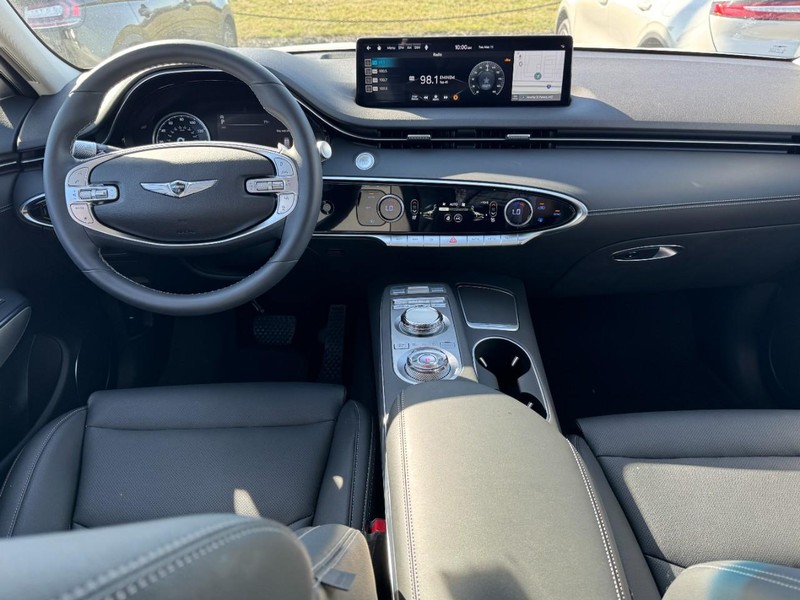 Genesis GV70 Vehicle Full-screen Gallery Image 09