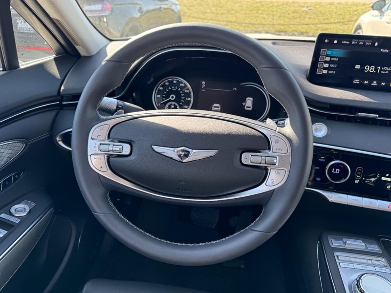Genesis GV70 Vehicle Full-screen Gallery Image 10