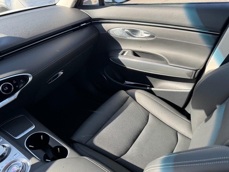 Genesis GV70 Vehicle Full-screen Gallery Image 11