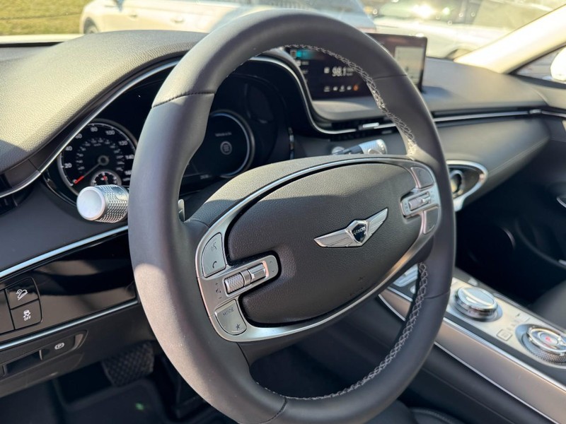 Genesis GV70 Vehicle Full-screen Gallery Image 15