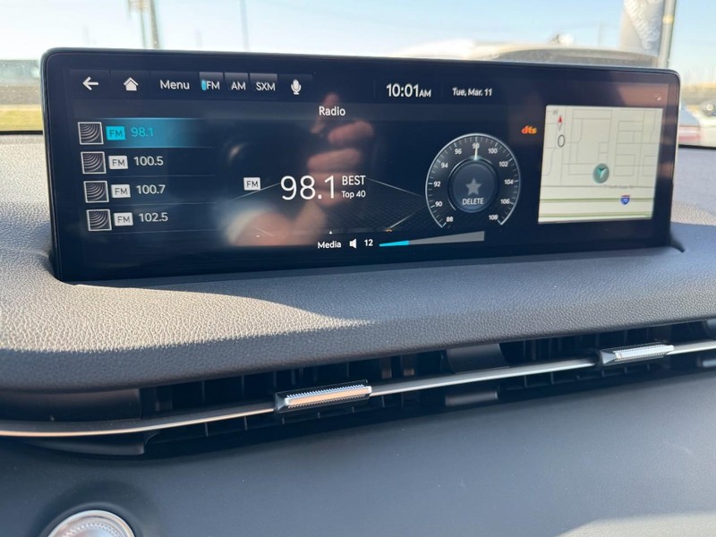 Genesis GV70 Vehicle Full-screen Gallery Image 16