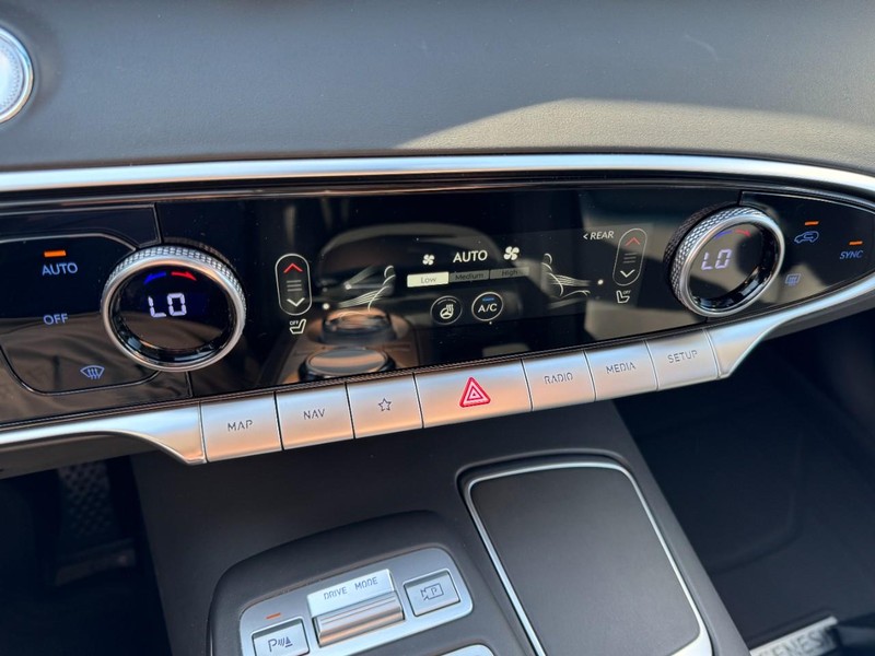 Genesis GV70 Vehicle Full-screen Gallery Image 17