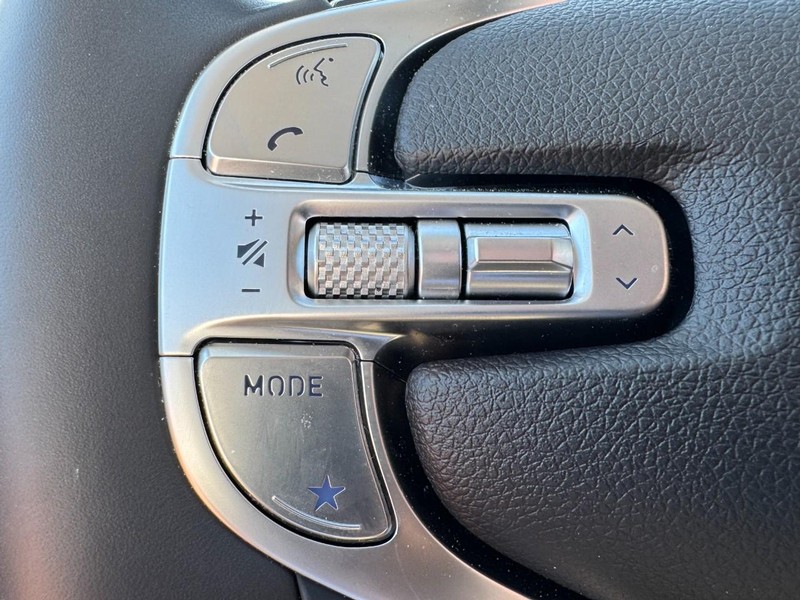 Genesis GV70 Vehicle Full-screen Gallery Image 18