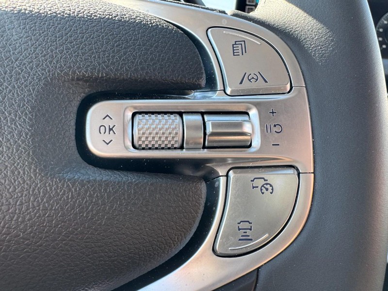 Genesis GV70 Vehicle Full-screen Gallery Image 19