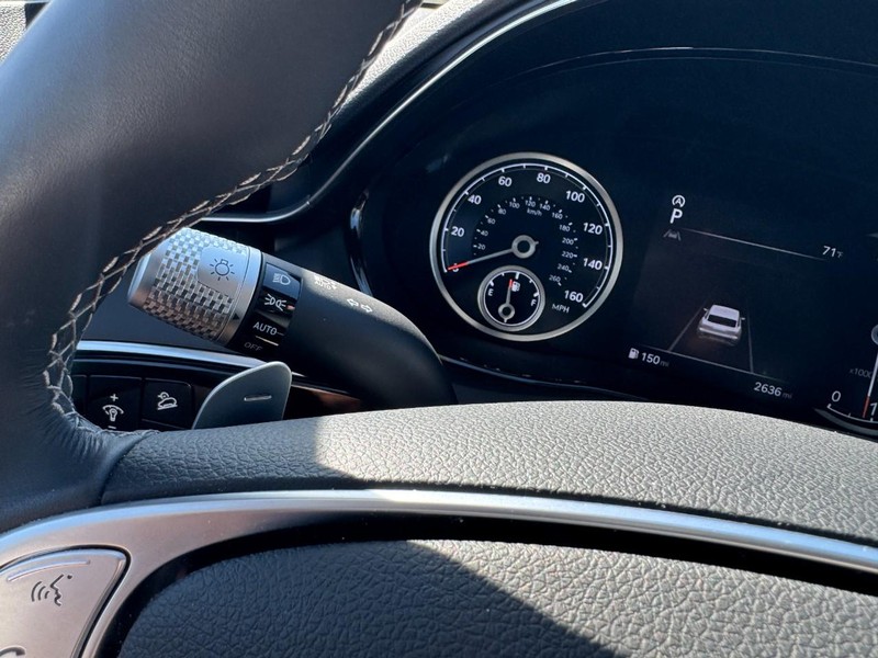 Genesis GV70 Vehicle Full-screen Gallery Image 20