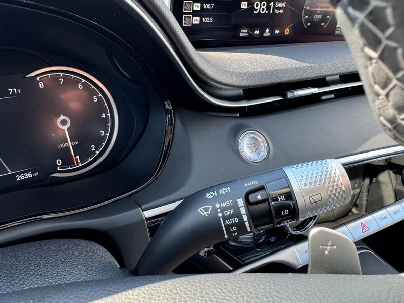 Genesis GV70 Vehicle Full-screen Gallery Image 21