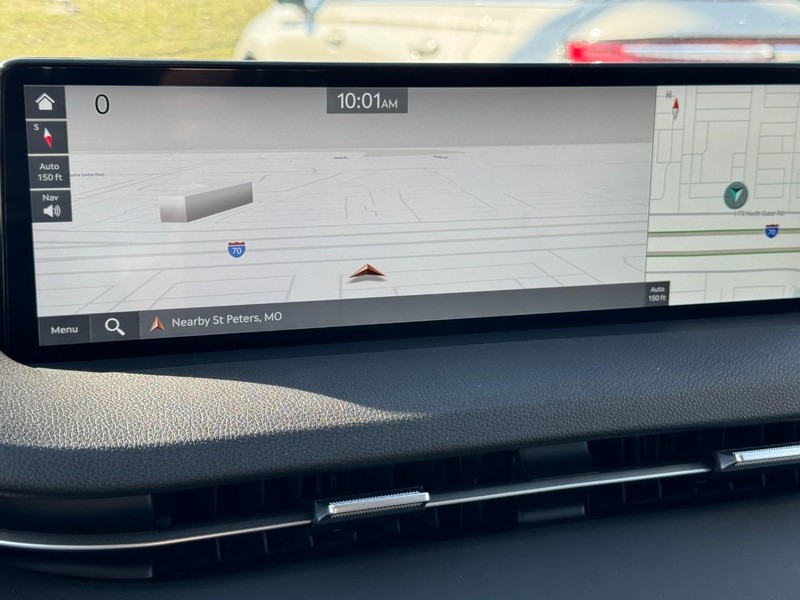 Genesis GV70 Vehicle Full-screen Gallery Image 23