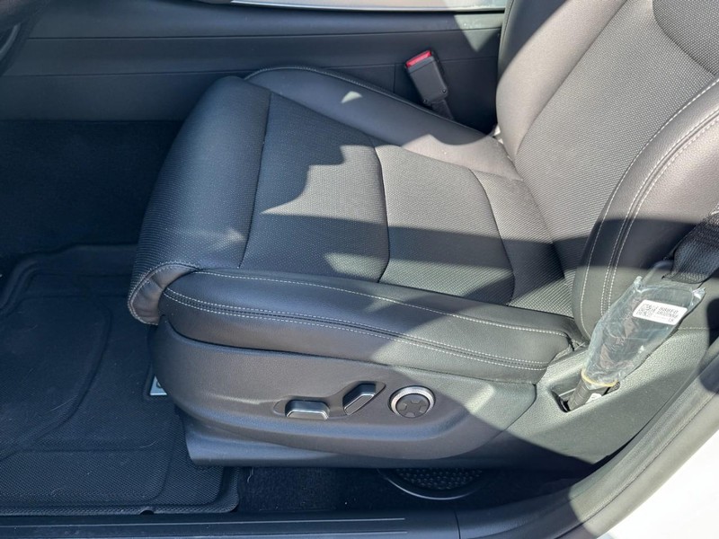 Genesis GV70 Vehicle Full-screen Gallery Image 26