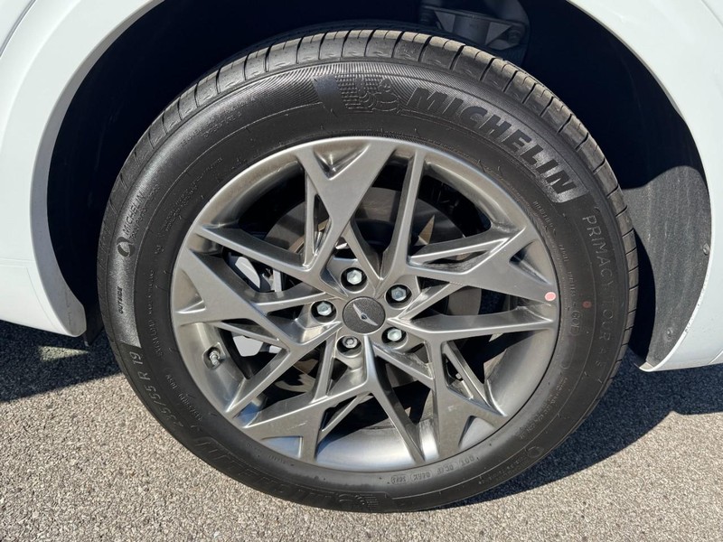 Genesis GV70 Vehicle Full-screen Gallery Image 27