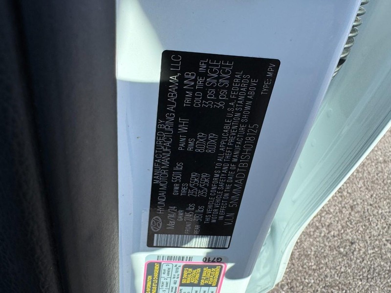 Genesis GV70 Vehicle Full-screen Gallery Image 28