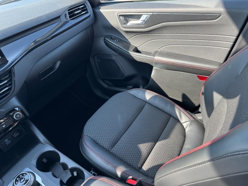 Ford Escape Vehicle Full-screen Gallery Image 11