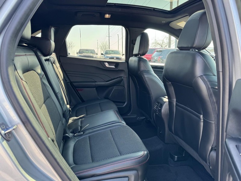 Ford Escape Vehicle Full-screen Gallery Image 13