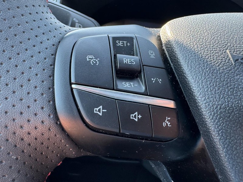 Ford Escape Vehicle Full-screen Gallery Image 18