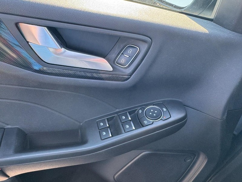 Ford Escape Vehicle Full-screen Gallery Image 25