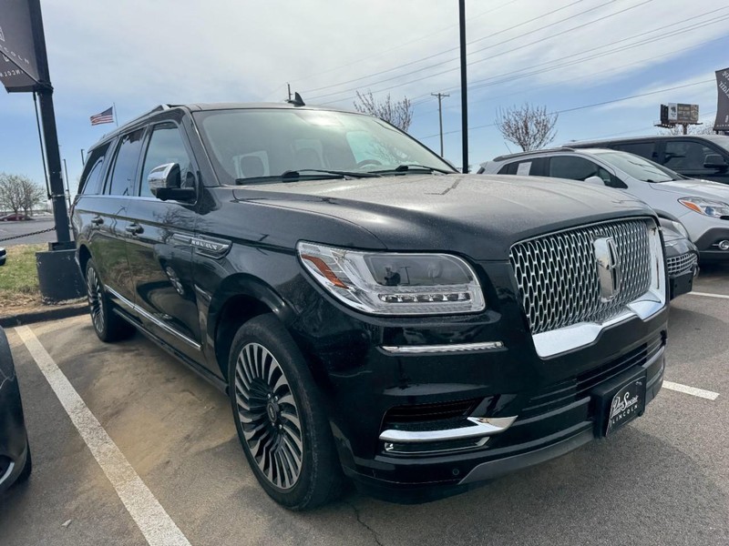 Lincoln Navigator L Vehicle Full-screen Gallery Image 03