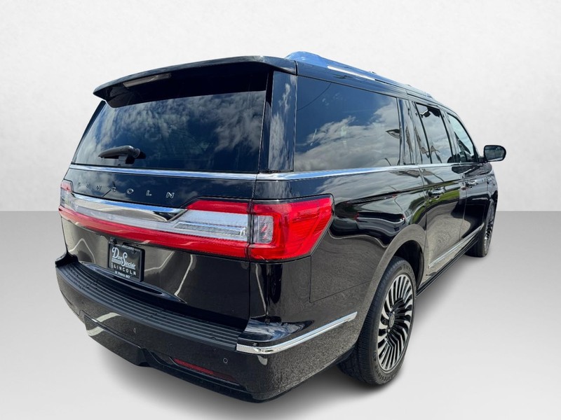 Lincoln Navigator L Vehicle Full-screen Gallery Image 05