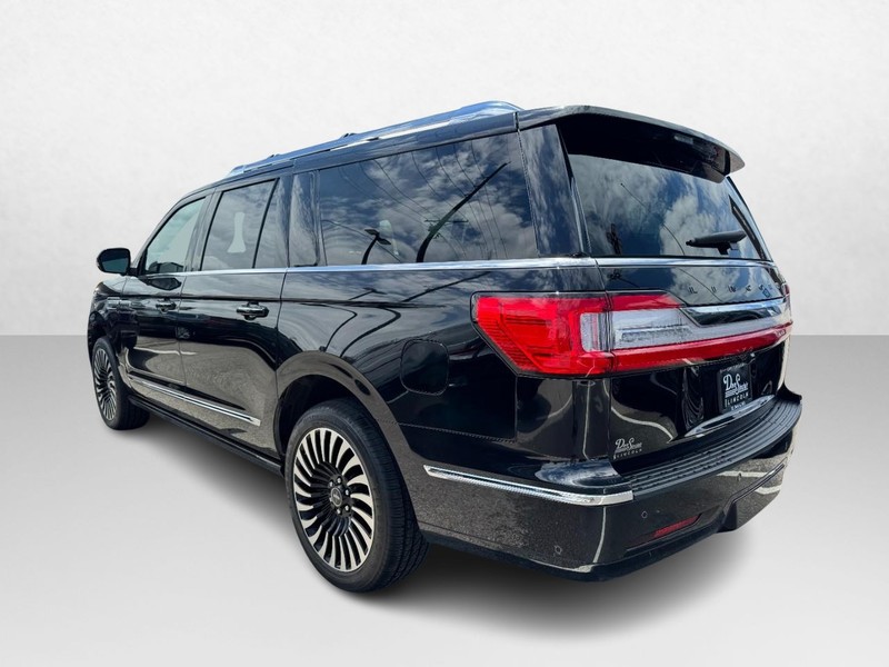 Lincoln Navigator L Vehicle Full-screen Gallery Image 08