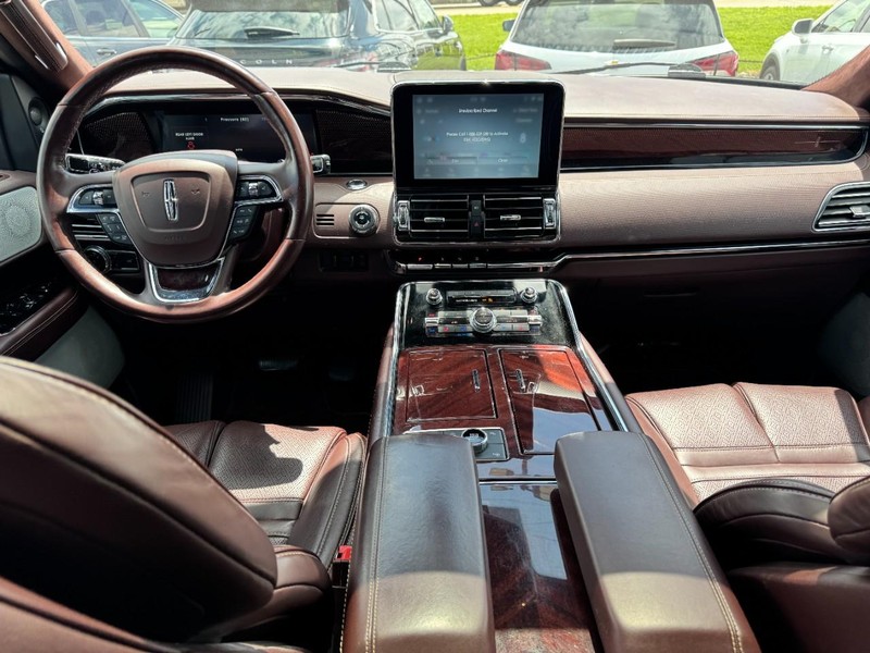 Lincoln Navigator L Vehicle Full-screen Gallery Image 09