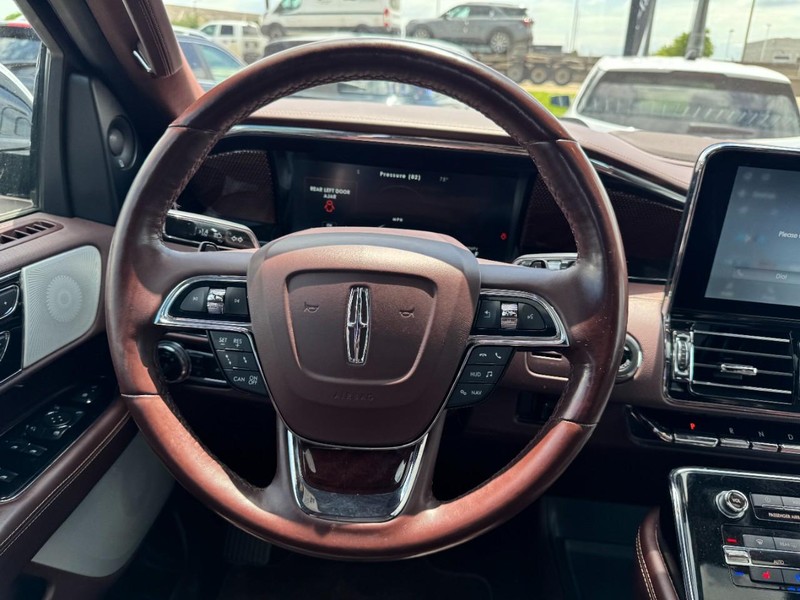 Lincoln Navigator L Vehicle Full-screen Gallery Image 10