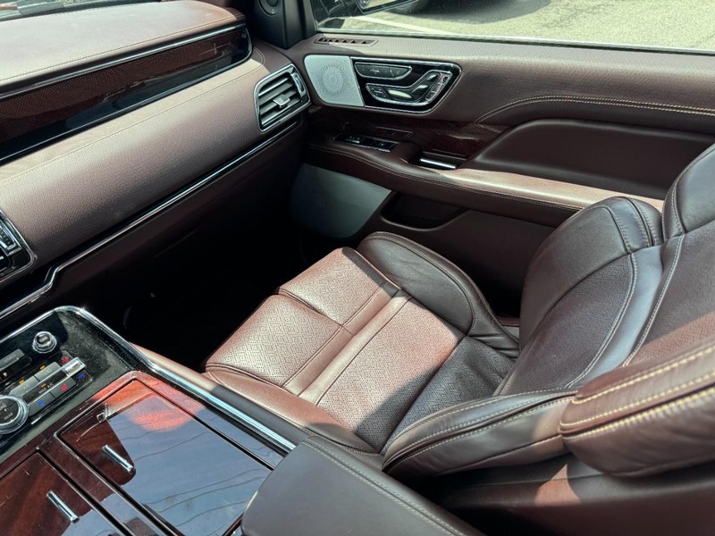 Lincoln Navigator L Vehicle Full-screen Gallery Image 11