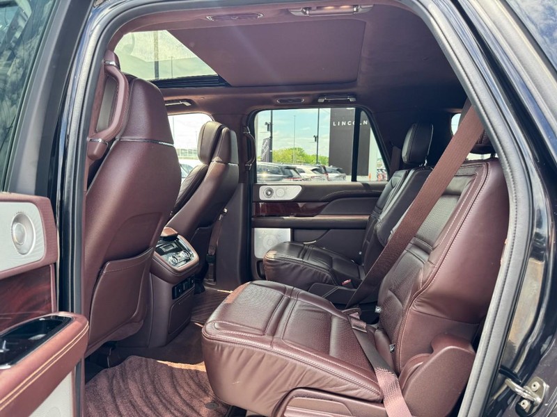 Lincoln Navigator L Vehicle Full-screen Gallery Image 12