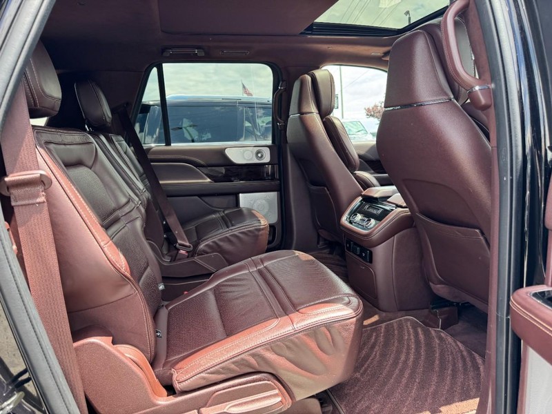 Lincoln Navigator L Vehicle Full-screen Gallery Image 13