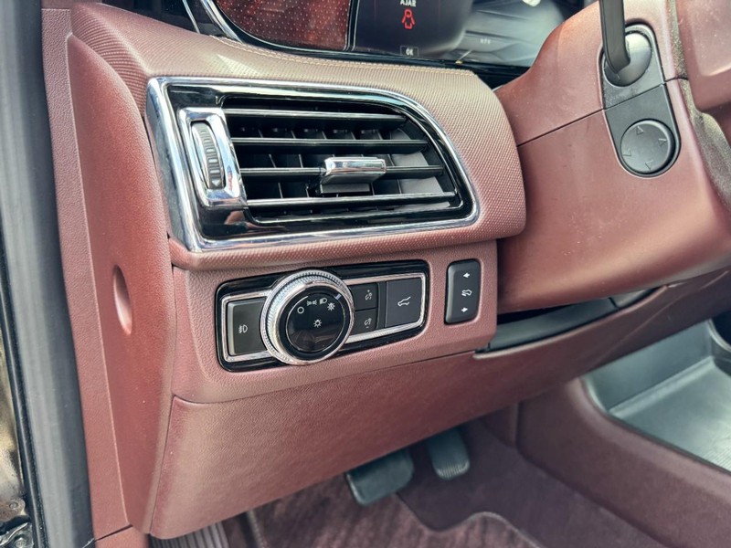 Lincoln Navigator L Vehicle Full-screen Gallery Image 14