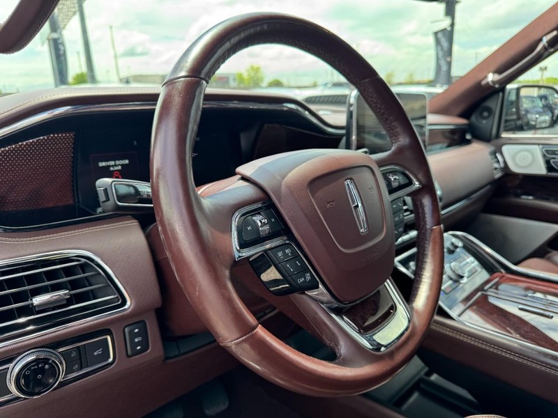 Lincoln Navigator L Vehicle Full-screen Gallery Image 15