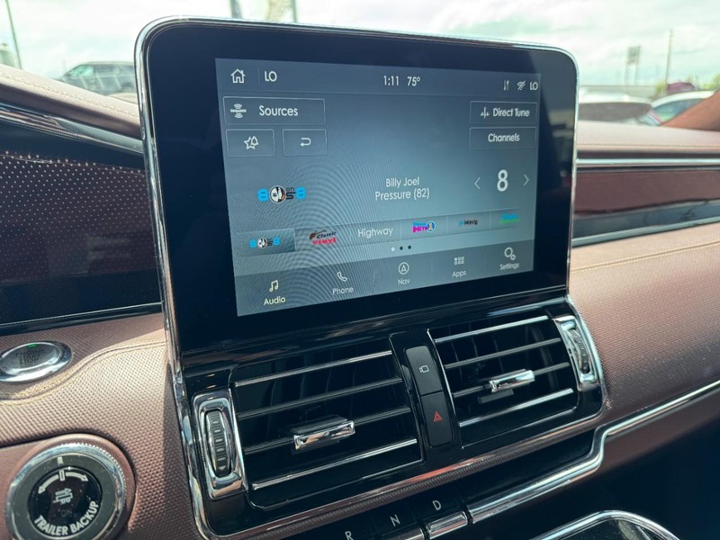 Lincoln Navigator L Vehicle Full-screen Gallery Image 16