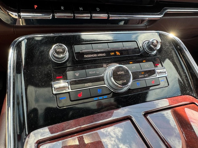 Lincoln Navigator L Vehicle Full-screen Gallery Image 17