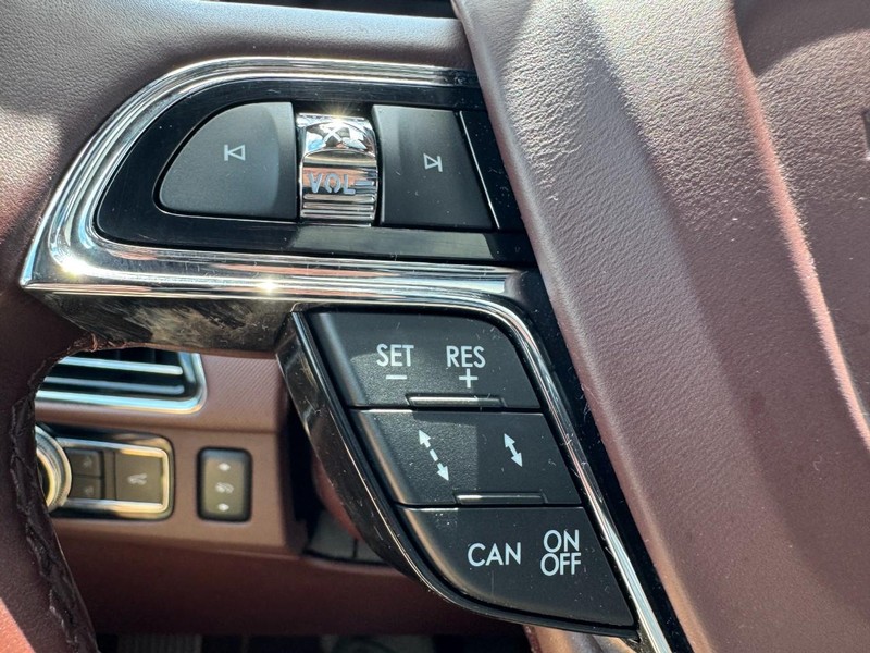 Lincoln Navigator L Vehicle Full-screen Gallery Image 18