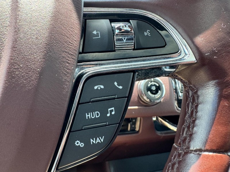 Lincoln Navigator L Vehicle Full-screen Gallery Image 19