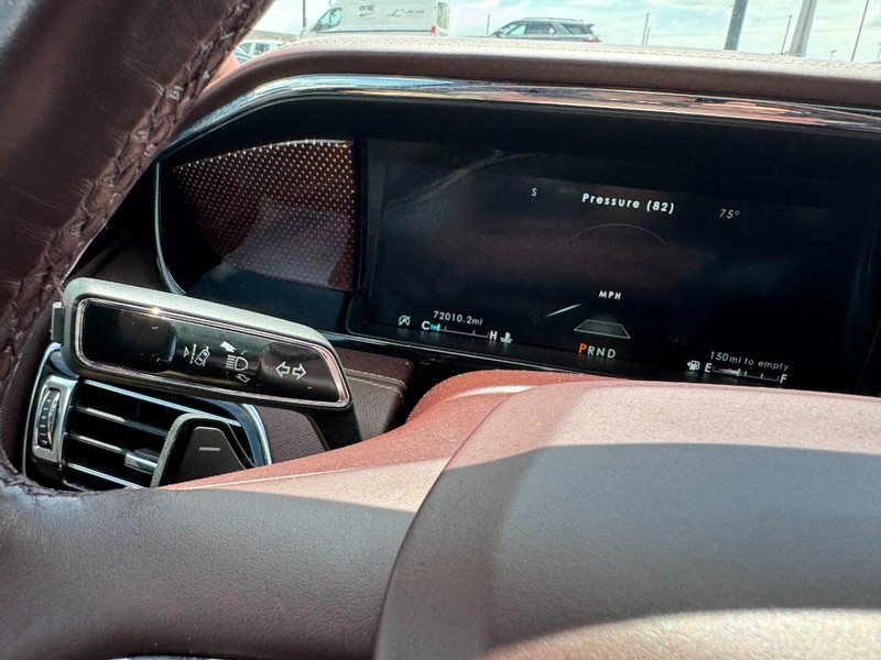 Lincoln Navigator L Vehicle Full-screen Gallery Image 20
