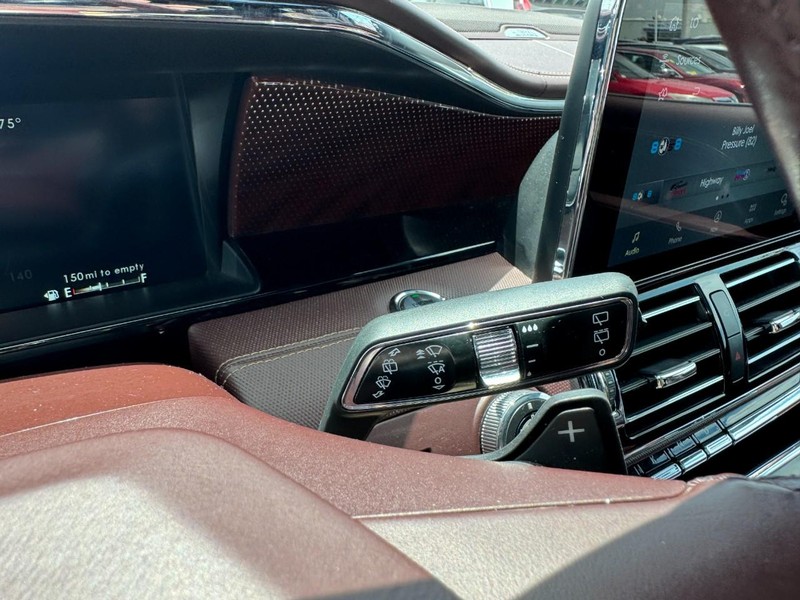 Lincoln Navigator L Vehicle Full-screen Gallery Image 21