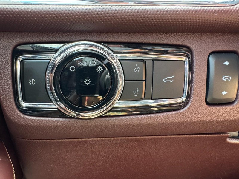 Lincoln Navigator L Vehicle Full-screen Gallery Image 22