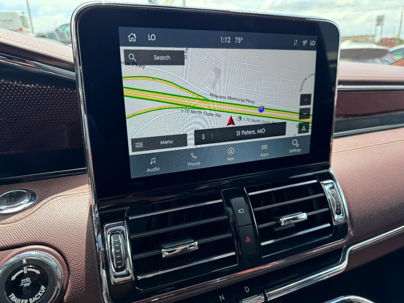 Lincoln Navigator L Vehicle Full-screen Gallery Image 23
