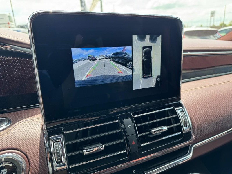 Lincoln Navigator L Vehicle Full-screen Gallery Image 24