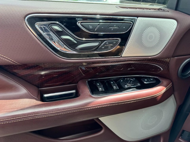 Lincoln Navigator L Vehicle Full-screen Gallery Image 25