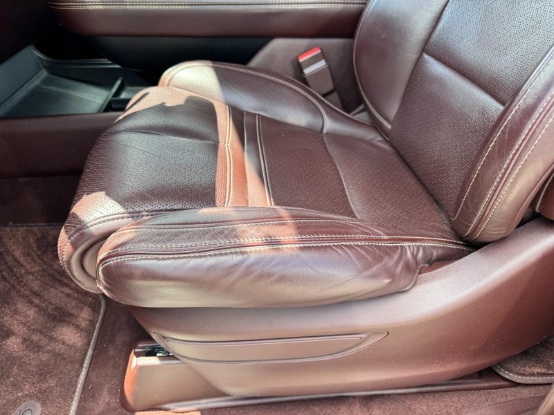 Lincoln Navigator L Vehicle Full-screen Gallery Image 26