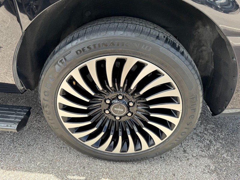 Lincoln Navigator L Vehicle Full-screen Gallery Image 27