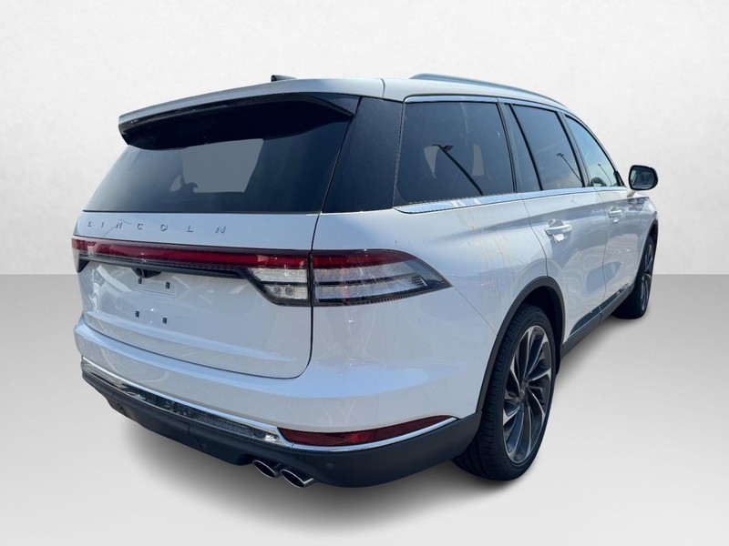 Lincoln Aviator Vehicle Full-screen Gallery Image 05