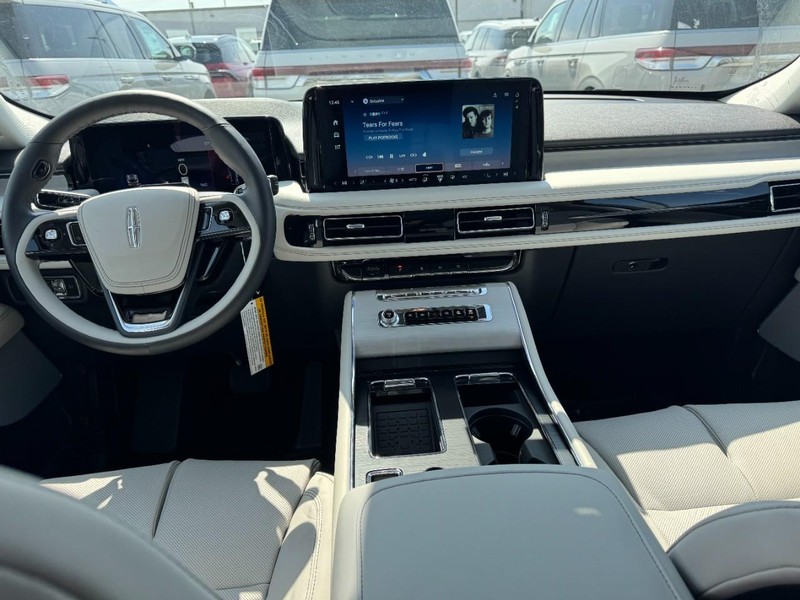 Lincoln Aviator Vehicle Full-screen Gallery Image 09