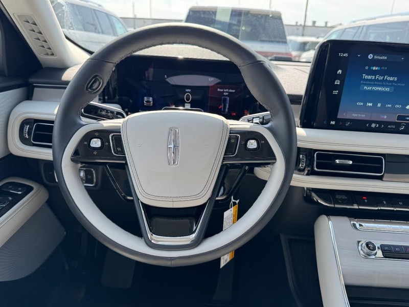 Lincoln Aviator Vehicle Full-screen Gallery Image 10